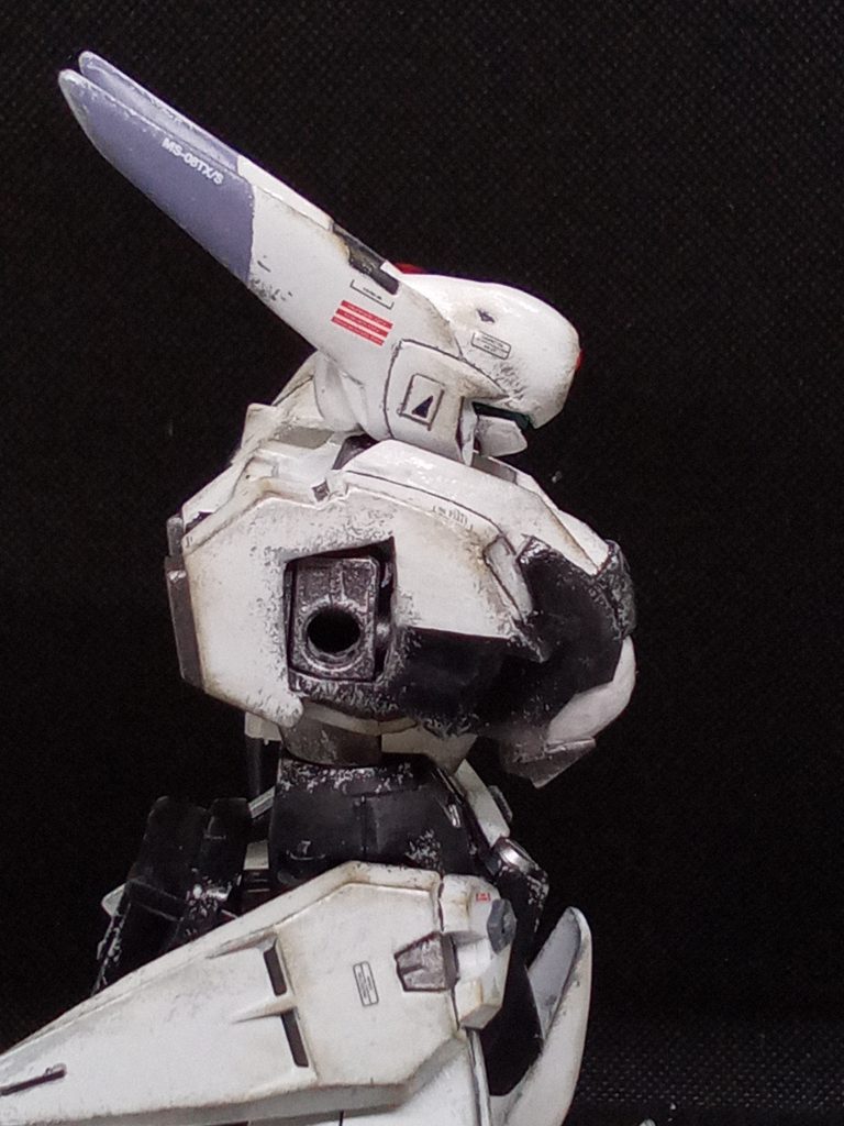 頭部は小型化してガンヴォルヴァにあわせています。フェイス部分は作り直したのでイングラムによせています。内部はパテで造形 全体を自分好みに微調整 胴体はガンヴォルヴァの物をそのまま組み込み間接部はそのままに側面はパテで造形胴体前面もパテで作り直し ついでにデザインをアレンジ