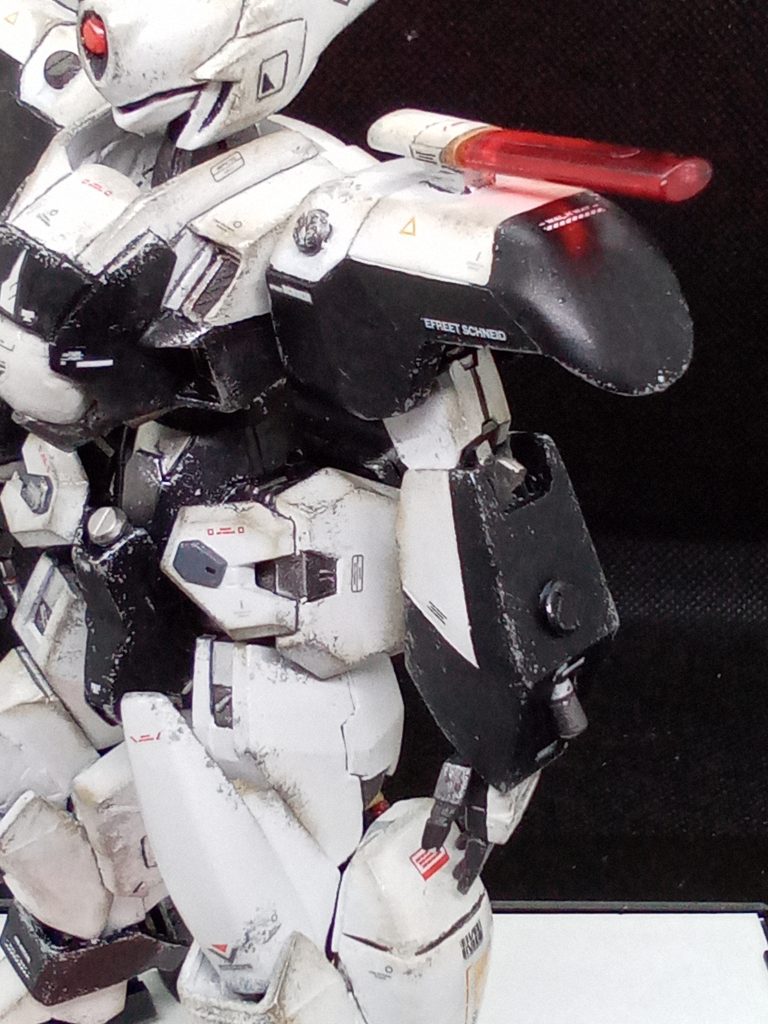 肩装甲上面が零式 下面がガンヴォルヴァ段差をパテで埋めて違和感がないように処理腕にはビームサーベルを装備シールドも装備出来ますが現在は封印腕部は下部が零式からの移植 肘関節部分は。パテで新規造形可動域を確保するためデザインをアレンジ