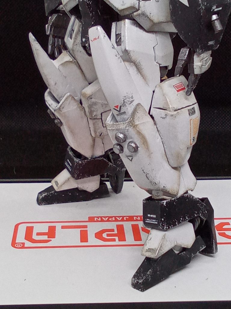 脚部イングラム風にハンドガンを収納するボックスを側面外側に造形前面アーマーはパテで新規造形胴体を延長した結果 短足になったので脚も延長フレームがむき出しになってしまったの足首に装甲を追加爪先もデザインにあわせて延長 上半身がパテで重くなったので下半身をパテの塊にして重心を下げて安定してたつようにしました