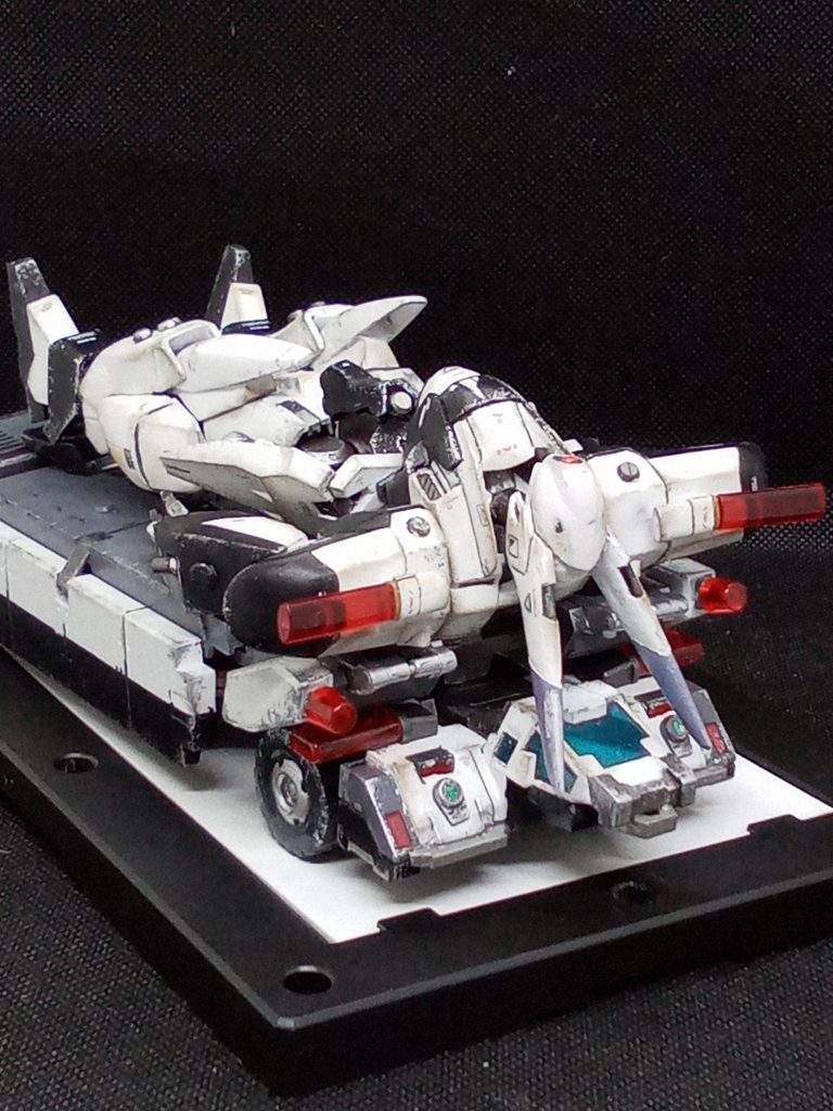 胸部エアインティク部分と襟(前半分)を零式から移植その他部分はパテで造形頭部は零式のものが中央分割だったので 左右2ミリほど削ってパテで修正