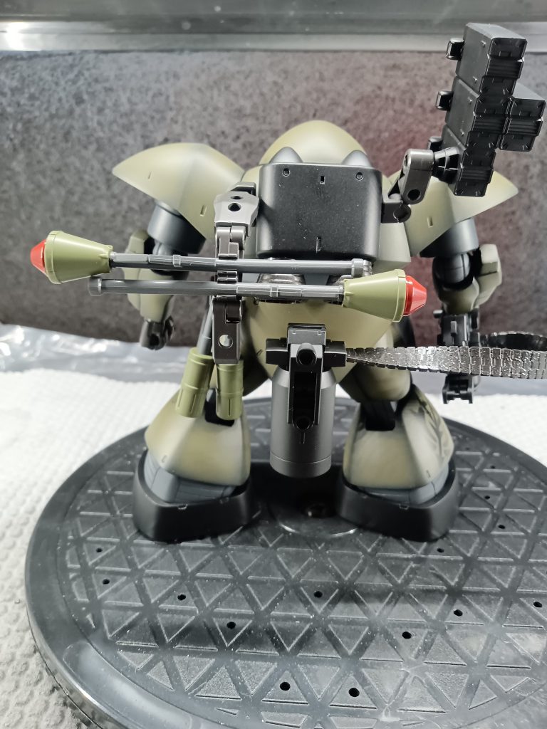 背面にガトリングの弾倉をマウント