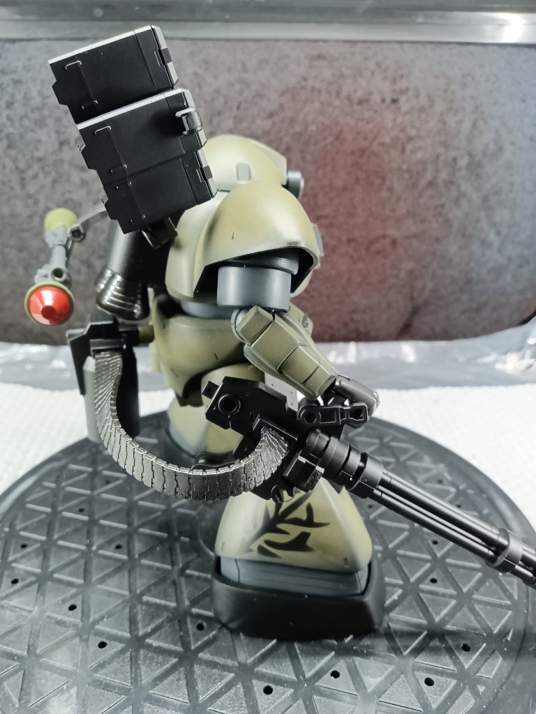 脚部と肩のステンシル塗装 ジオンマークカッコ良いです