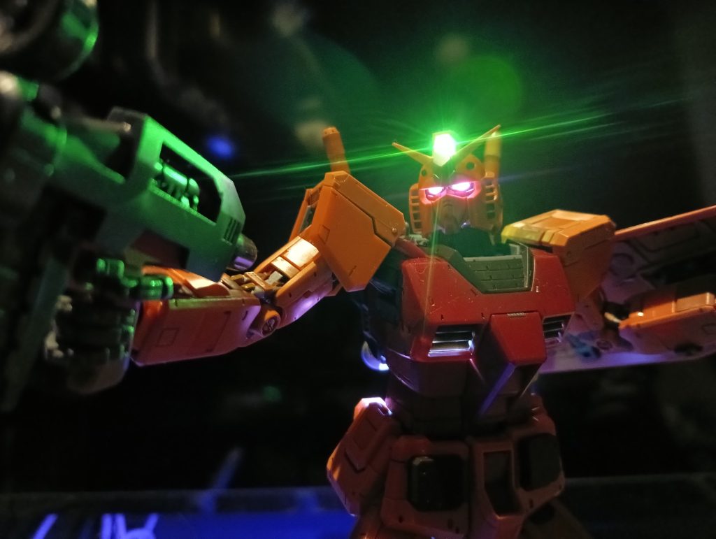 キャスバル専用という事でツインアイはピンク、メインカメラはグリーンにしました👍