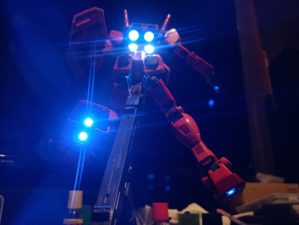 メインバーニアと足裏はブルー、バックパックのサブバーニアはホワイト👍