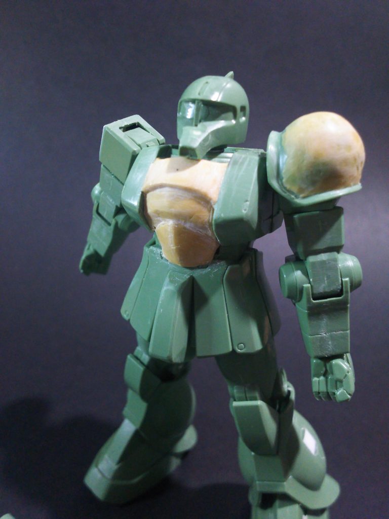 今回の改修は頭部：量産型ザク顔から旧ザク顔への変更。胸部：エポパテ盛り付け形状削り出しによる変更。胴体：両肩部の上部切りかけ追加。肩が上に上がるように。両肩：右はシールド排除、取り付け部切り離し～修正。左はスパイク切り離し。バックパック：厚み変更→薄く。足部：動力パイプ取付穴塞ぐ、足すそ形状変更。等