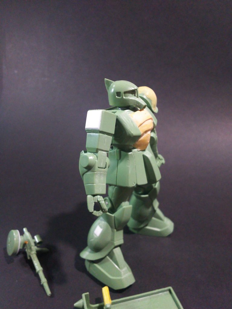 白く見えるのがプラ板、緑で一部改修している部分はランナーやランナータグなどを切り出して使用。ザクマシンガンは形状を旧ザク用のマシンガンにパーツを加工して修正。スコープ内には100均のキラキラシールを入れています。マガジン裏はプラ板で塞ぎ、アルミ線で本体に接続しています。手持ちシールドもスパイク追加（左肩から切り出したスパイクパーツを移植。）持ち手はランナー（カーブしている部分を切り出して使用）使えるものは何でも使います。持ち手の黄色いものはマスキングテープ。拳に持たせたらすき間があって保持できなかったので太くしました。