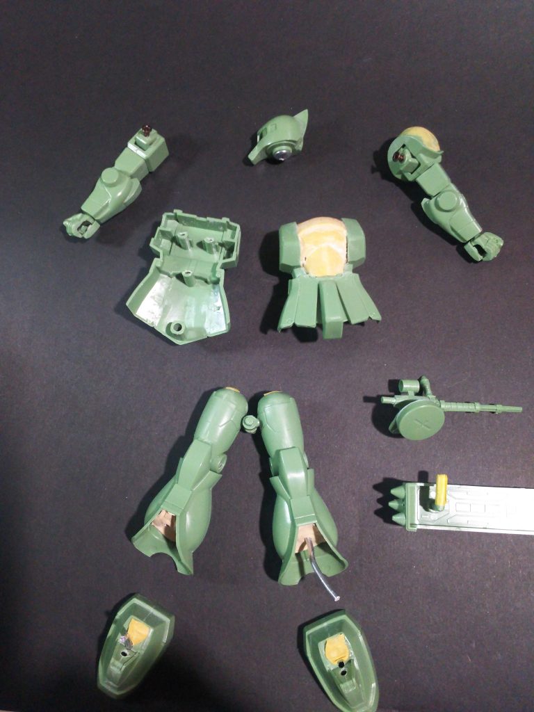 バラバラ状態。今回、頭部、両部での肩関節部に木ねじを取り付けています。足首はアルミ線接続に変更。キットのパーツも一部加工し、ポージングが取りやすいようにしています。足の中にも木粉粘土を詰めています。