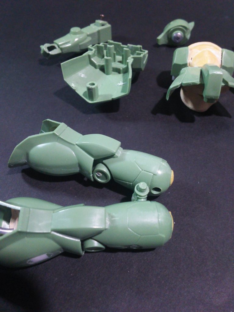 足の股関節。ここも当初はマグネットを仕込んでいたのですが。。。上手く態勢を維持できず断念しました。代わりにFGのザクは足が長く見えたので関節パーツの取り付け位置を下に下げ穴をあけて仕込みました。これで全体的に足は短く見えるようになりました。