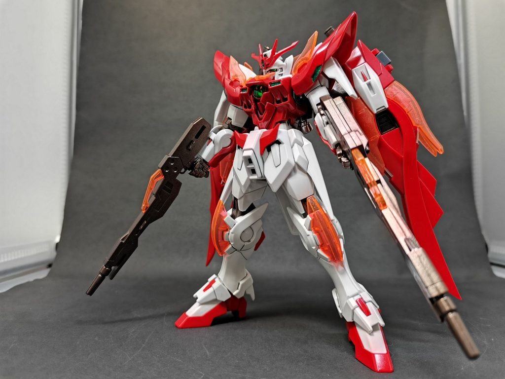 赤基調なのと炎がテーマになってるガンダムなので、関節とかのフレーム部分はクリアブラウンのメタリックで、赤は少しオレンジ寄りの赤で塗装してます。クリアパーツはパールをふりかけてキラキラするように。