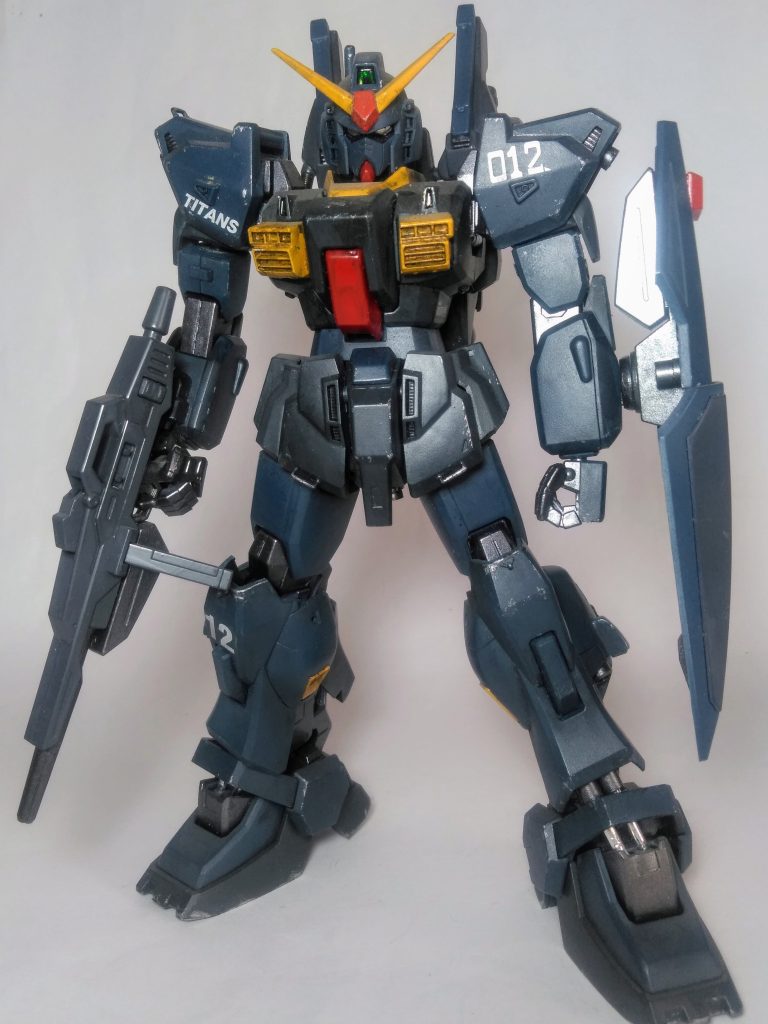 ＂再十四＂に成りますが、本棚の守護神である『MG ガンダム Mk-Ⅱ 《ティターンズ仕様》』を晒して逝きます 😋　この子の初販は ＂1998 年 ＂😊 と、成っております🧐 つまり＂26 歳かぁ・・・26年・・・色んな事がアッタなぁ…🤔