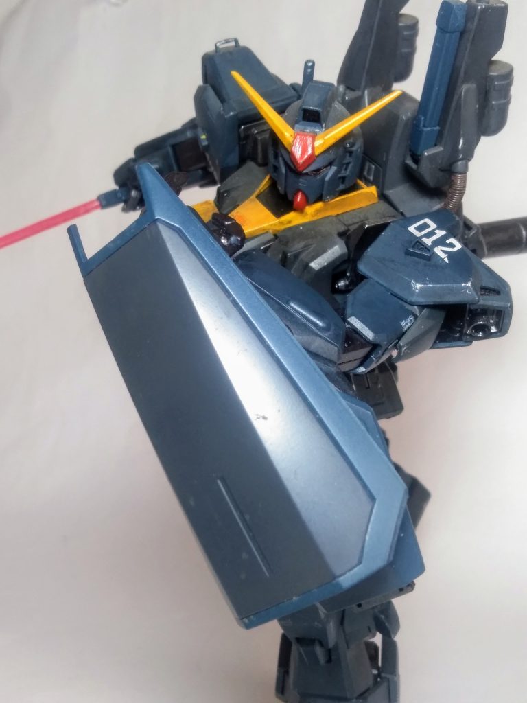 ハイ。定番作業の『ビーム サーベル』抜刀です 😋Z の時代だと『シールド』に｢折り畳み機能とライフルの予備エネルギーパック× 2 が設置｣は標準ですね 😄