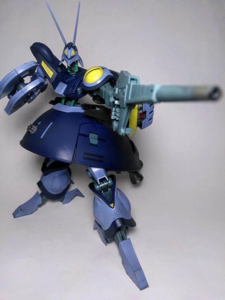 此方は『ビームライフル』なのですが本体に比例して「当然デカイ❗」と、相成ります 😱保持専用の指パーツが付属していて、掌を基部に指だけを差し換えて、各種兵装を持ち換えます 🤔まぁ『ライフルとサーベル』しか在りませんがね 😏