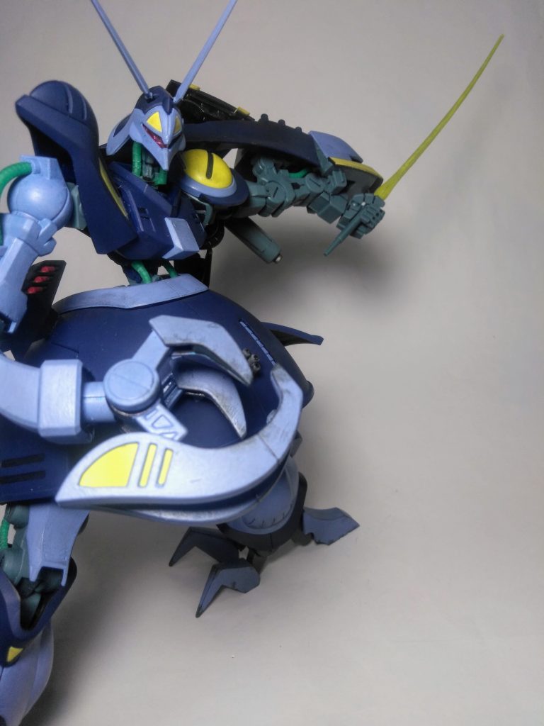 じゃぁ『サーベル抜刀!』例に洩れず"デカイ"です 😊だけどコレ一本だけナノかしら❓この時代「量産型MS」だって 2 本持ちが殆どナノに・・・😢そして、何処に装備をしているのだろう❓🤔