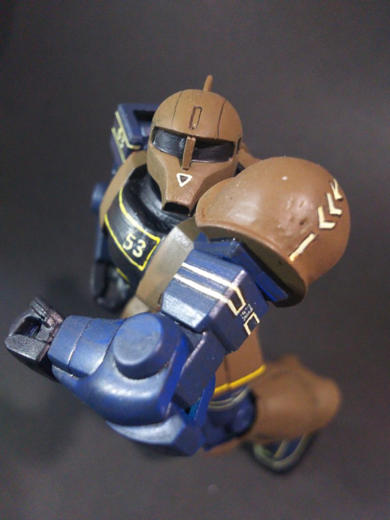 旧ザクと言えばこのポーズ！一応取らせてみました。今回はメンテナンス中のイメージでモノアイは書き入れていません。