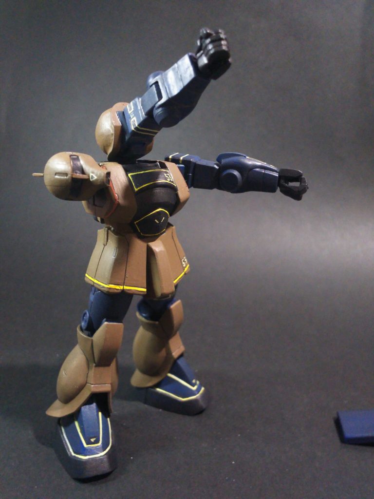 マグネット接続なのでこんな荒業も！？昔のアオシマさんから出ていたキット（ガンダムのパチモン）みたいですね。