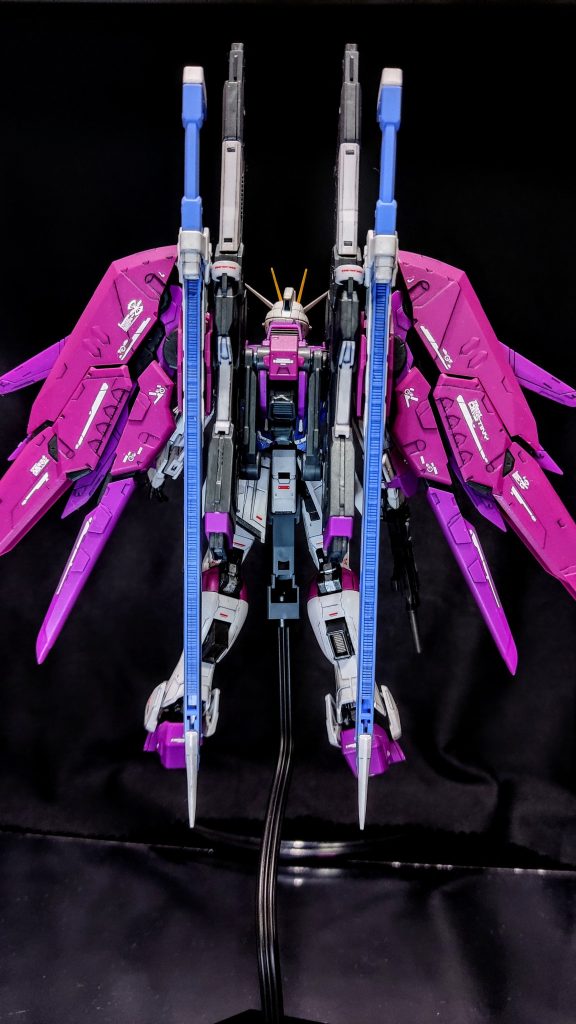 バック、デスティニーシルエットにデカールを貼り増してみましたが…どれだったかな?