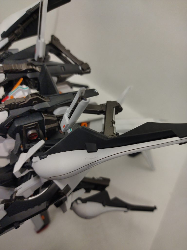 ウィンチアームは一部をシルバーで部分塗装して情報量を増やしてみました