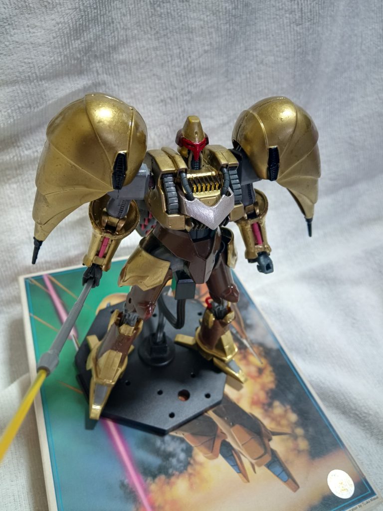 幼いミネバが自分用のキュベレイを欲しがったため、ハマーンが式典用としてＭナガノ博士に設計を発注したもの王用MSは突っ立ってるだけということで、アクティブバインダーが砲火避けに特化している