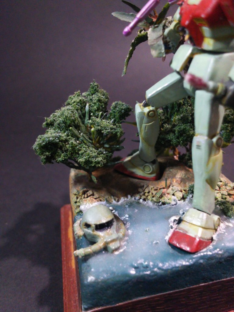 ザクの頭。ガンプラコレクションの量産型ザクのパーツを使用。動力パイプがちぎれた形にしています。