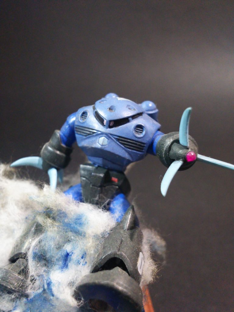 波しぶきは脱脂綿で。メガ粒子砲を放とうと左腕を構えています。ピンクに見えるのは発射寸前のメガ砲のつもり。100均のキラキラシールを入れています。