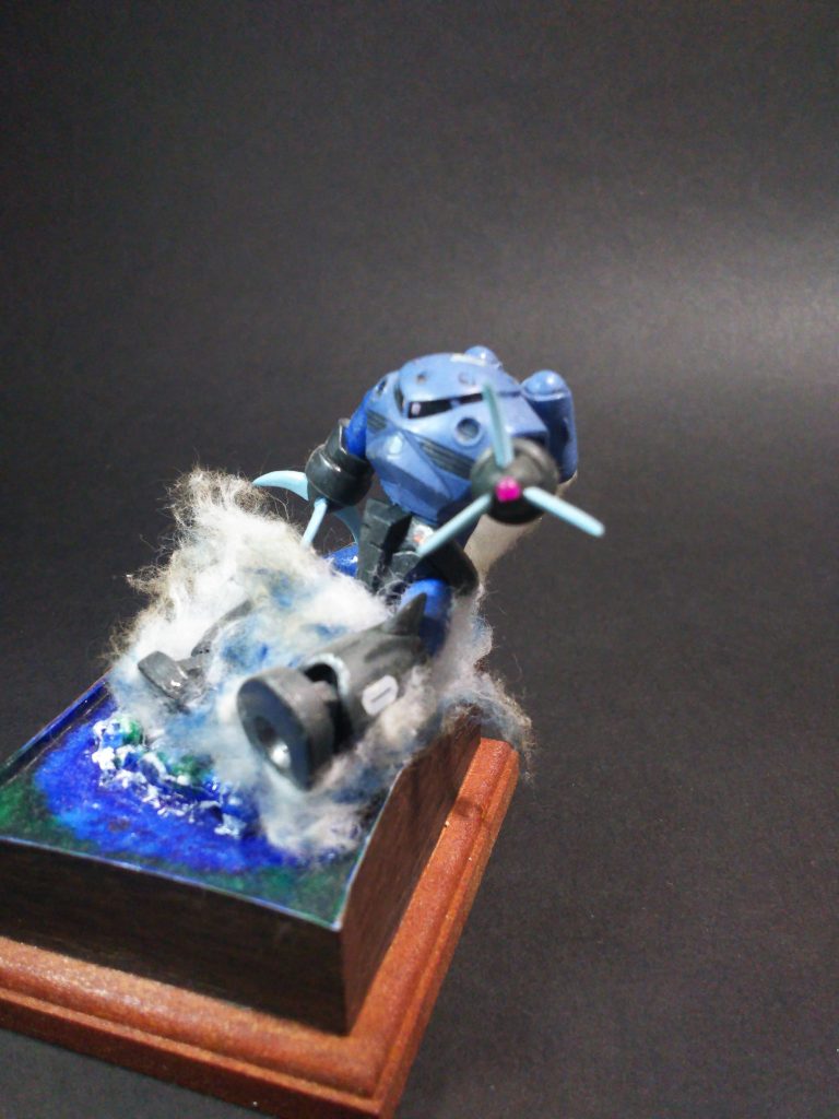 足裏は肉抜きをエポパテで埋めて市販バーニアを入れています。