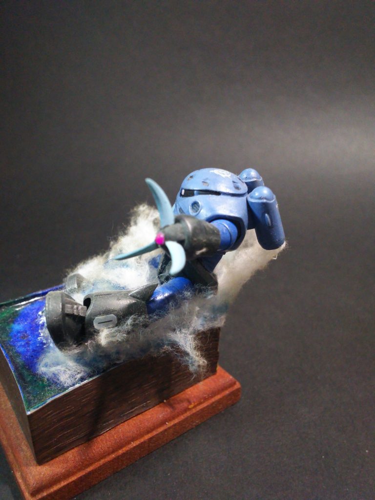 側面より。背中のノズルもやや角度を変えて固定。後ろ向きに飛び出そうという感じに見えますかね？