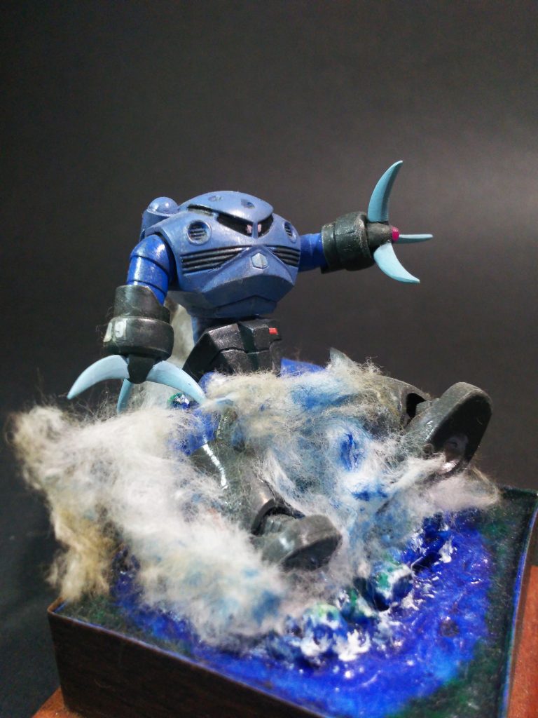 ベースは発泡スチロールを切り出して上から塗装しています。海面の表現は木工用ボンドです。外周には木目調テープを貼っています。