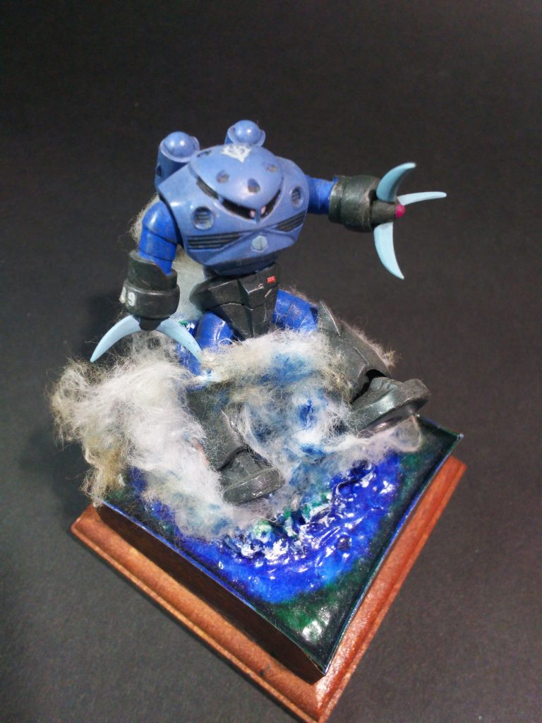 上方から。この状態では奇襲というより足湯にでも入っているみたいですね。