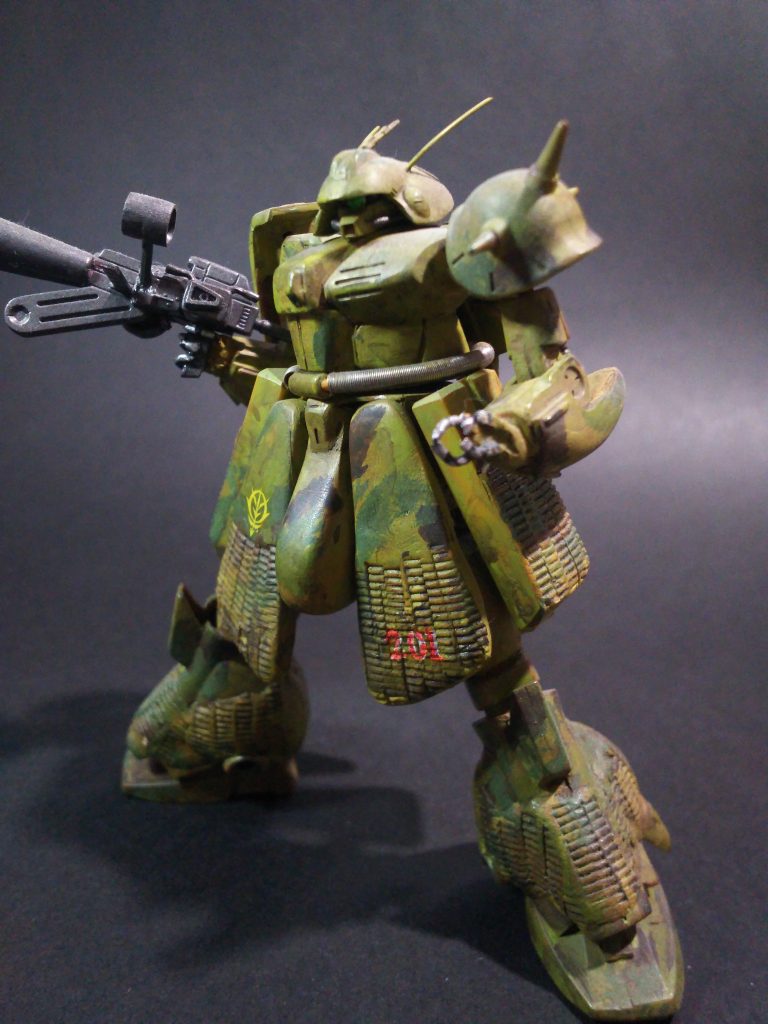 改修ポイントは色々ありましたが。。。頭部：フェイス部分切り離し、モノアイ　キラキラシール置き換え　真鍮線でアンテナ追加。胸部：エポパテ盛り付け近藤版形状に成型。腰部切り離しアルミ線接続。動力パイプアルミ線＋市販スプリングへ交換右肩：シールド、キットパーツの形状変更股間ブロック形状を近藤版にエポパテ盛り付け成型。スカートアーマー：プラ板切り出しをベースに成型。表面をエポパテで。追加でツィンメリットコーティングを入れています。ツィンメリットコーティングは結束バンドを使用し、パテ盛り付け部に押し当てて形を転写しています。拳：切り取り、指部分は半田線を使用。拳はエポパテで成型。脚部：足首切り離し、アルミ線接続。表面をエポパテで。追加でツィンメリットコーティングを入れています。アルミ線で固定ポーズです。