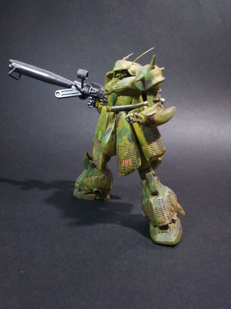 マシンガンはキットのビームライフル部を基に重心はジャンクパーツのプロペラントタンク等色々引っ付けています。なんだったかな？汗、