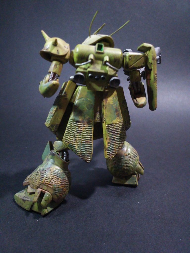 塗装は迷彩塗装で筆塗りです。