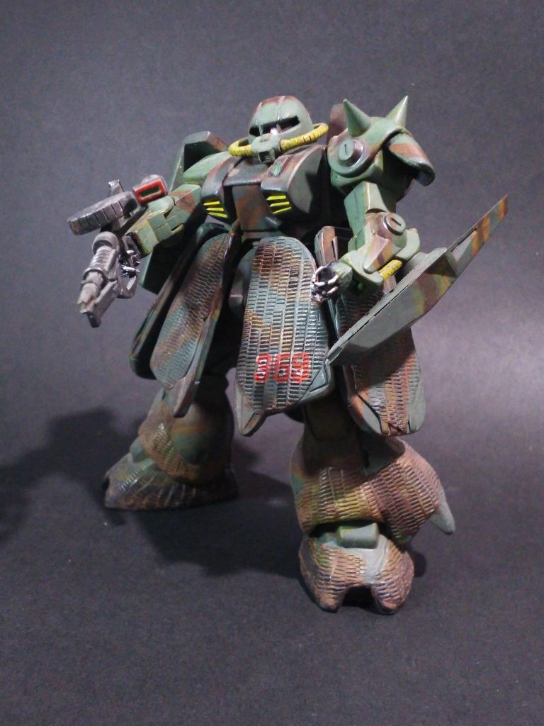 加工内容的には前回のマラサイに外観は準拠しています。モノアイは100均のキラキラシール。腰部は切り離し。アルミ線接続。パテ盛りツィンメリットコーティング、スカートアーマー大型化。マニピュレータエポパテ成型、指先半田線。バックパックは陸戦タイプに合わせて形状変更。塗装は筆塗り迷彩塗装です。