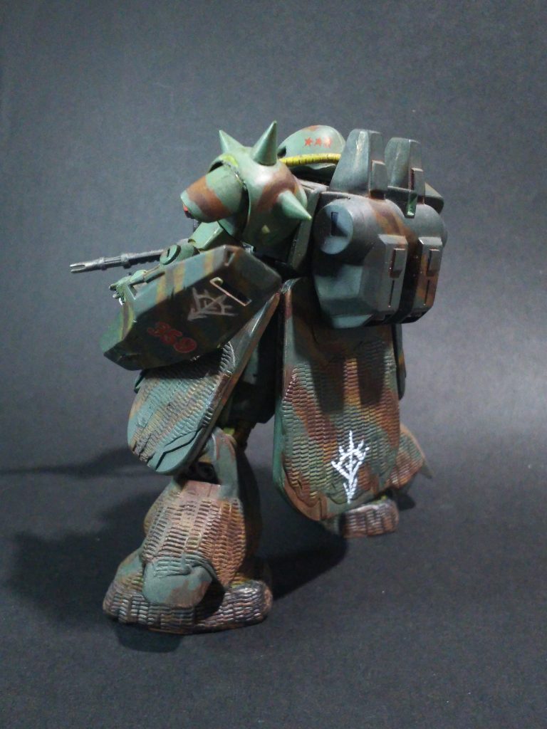 ジオン残党軍使用MSの為、現地にてジオンマークを手描き?みたいな感じです。