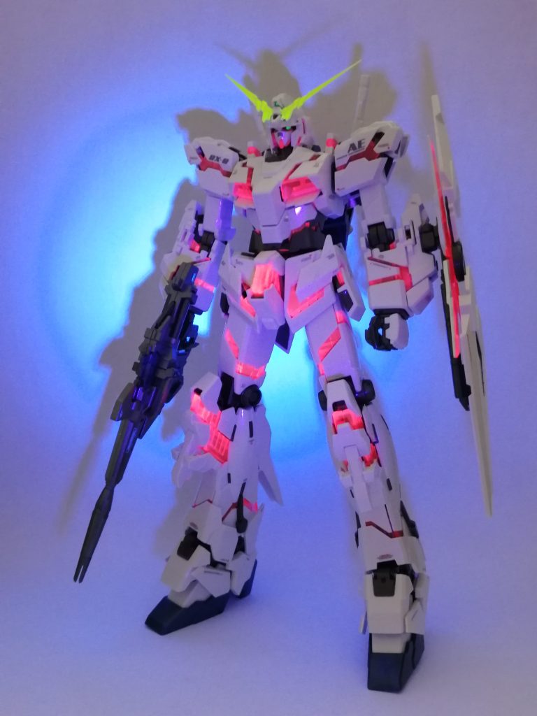 UVライト撮影①。サイコフレームはもともとUVライトで発光するので、パールクリアーを塗装し、通常時のキラキラ感を演出しました。ツインアイ・頭部アンテナ・頭部カメラ等も蛍光カラーで塗装しているので、発光します。