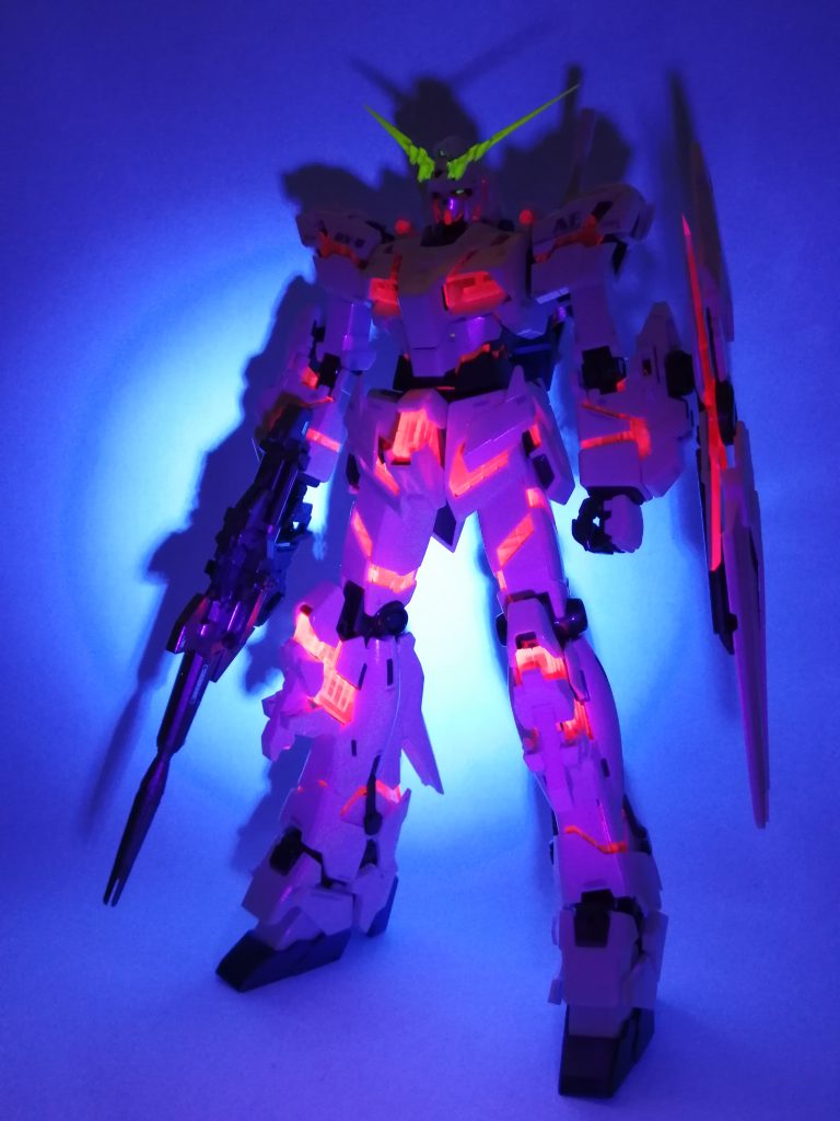 UVライト撮影②背景の明るい・暗いでだいぶ印象が変わりますね。