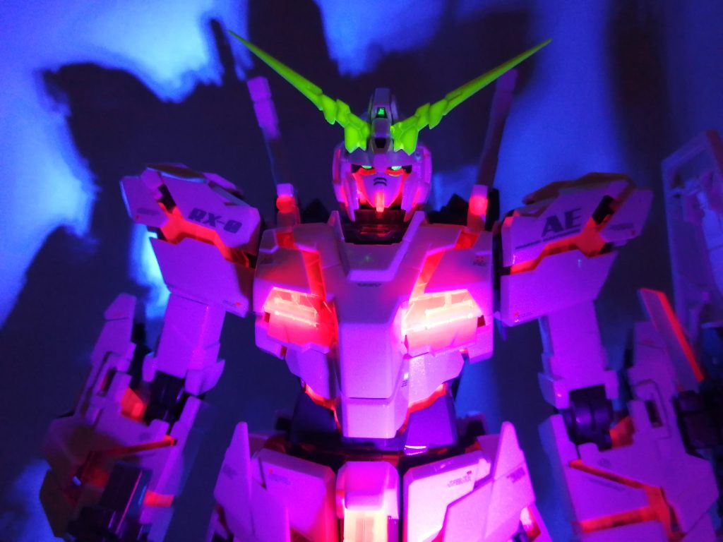 UVライト撮影③ツインアイの蛍光カラー部分塗装は難しいですね。5回くらいやり直して、やっとできました。そのぶん、UVライト発光表現がうまくできました😆最後まで見ていただき、ありがとうございます😸