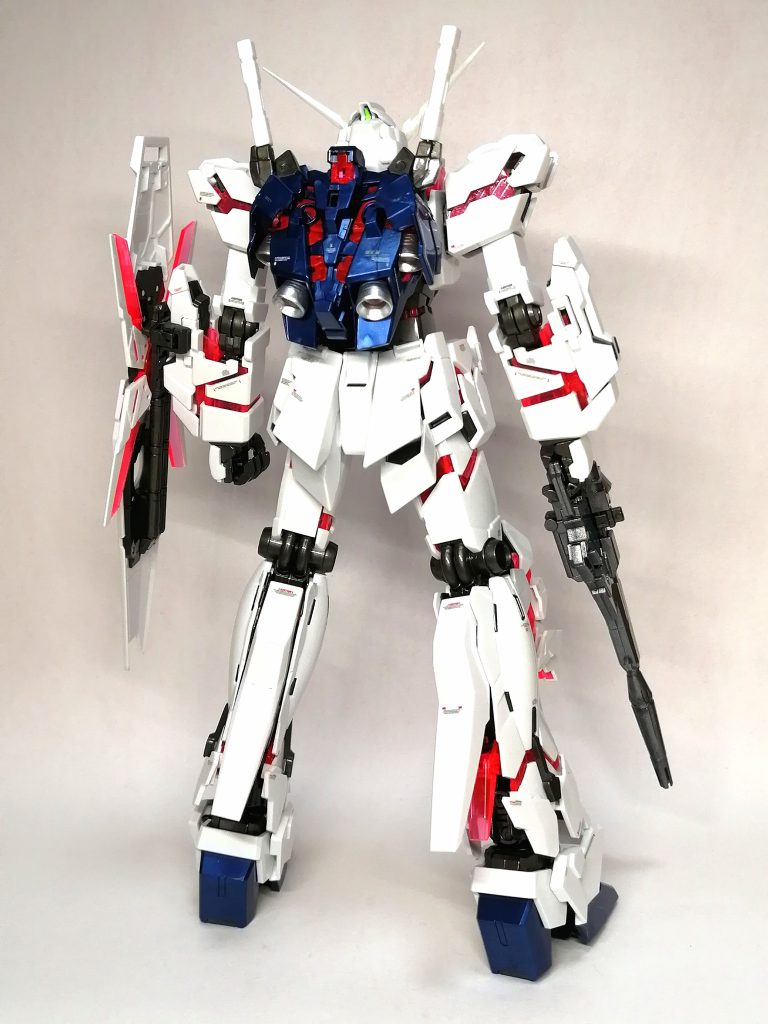 ホワイトパーツはパールホワイト、サイコフレームはパールクリアー、ビームマグナムやハイパーバズーカはライトガンメタルで塗装しました。