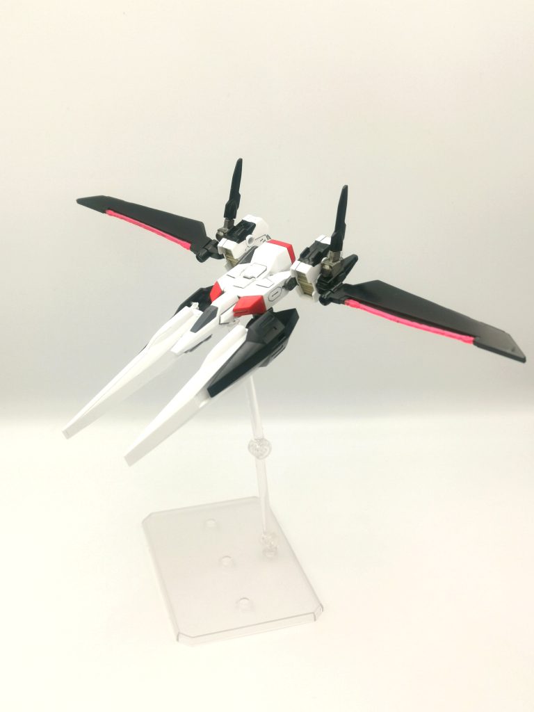 支援ユニット『隼鷹』状況により分離し、本体との連携を想定した支援機。高出力スラスターと主翼部のビームブレードによる突撃を主兵装とする。