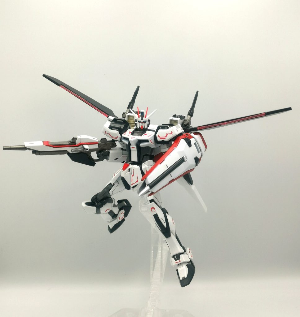 最後まで観ていただき、ありがとうございます。企画してからだいぶかかりましたが、とりあえずストライクはこれにて完成。分離による連携と、合体による高機動を活かした奇襲と戦線離脱をスタイルにしているため鷹匠の名を与えました。エールストライクのシルエットを残しつつ、キャラの思想を反映させたオリジナリティを醸せたと思います。 