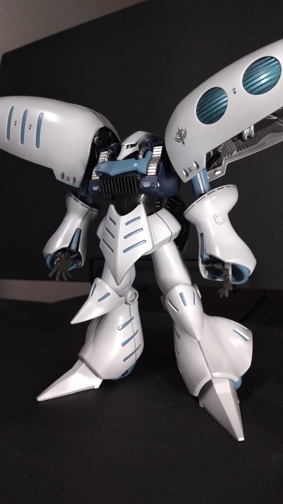 キット状態で白いボディは、光沢がしっかり出ていました。そのまま光沢クリアーで塗装しても綺麗な感じになりそうでしたが、シルバーの下地にパールホワイトを塗装してキャンディカラーにチャレンジしましたが、パールホワイトが、シルバーの下地に負けてしまい全く色がのらなかったので通常のホワイトで黒立ち上げの様にグラデーション仕上げを意識しました。