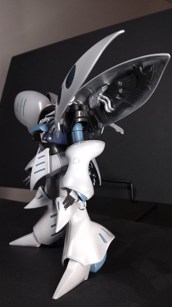 バインダー裏側は下地のシルバーを残しメカ部分は関節部と同様に何時もの黒鉄色塗装です。内部は余り目立たないので若干手抜きしました。