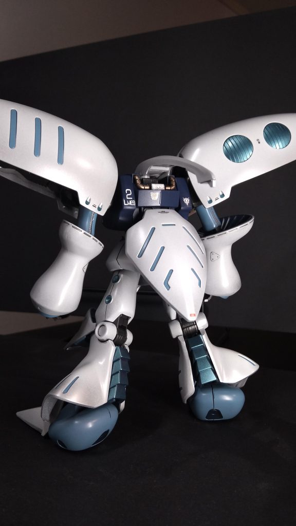 ショルダーバインダーの円形部と脚部後ろ側の蛇腹みたいな部分はメタリックな青竹色で塗装しています。とても綺麗なカラーでお気に入りです。各部のスリット部は適当な水色をチョイスしました。