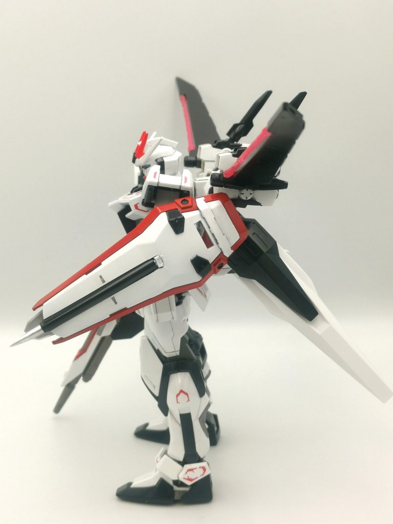 シールドはHGストライクをベースにパイルバンカーとワイヤークローを取り付けています。