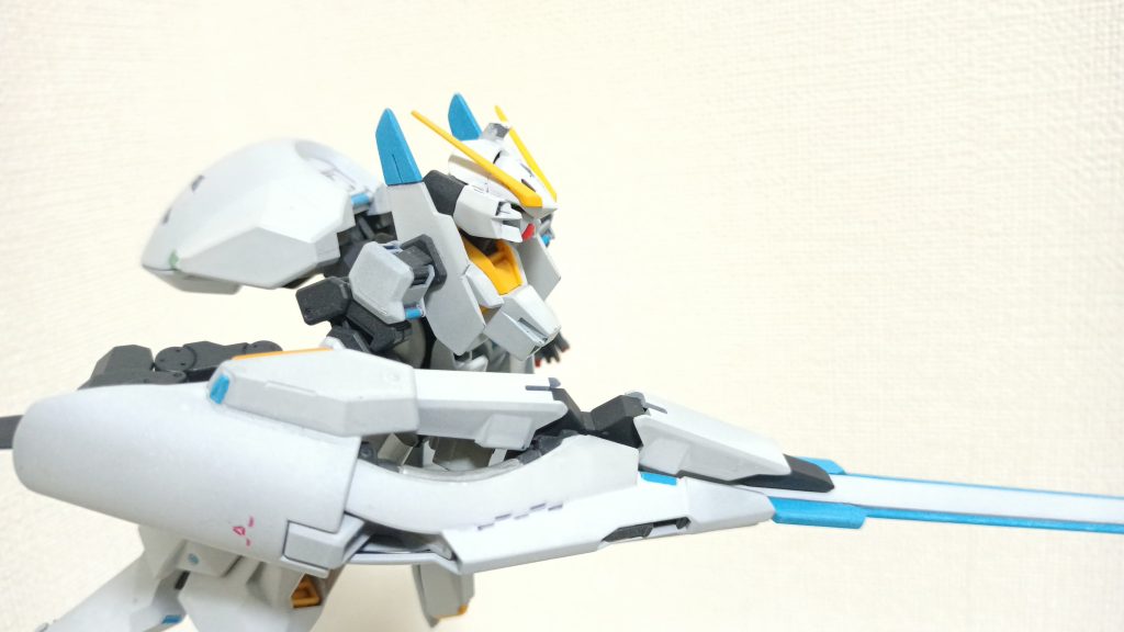 シールドとブースターと火器を兼ねる象徴的な武器