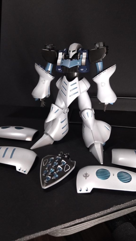 ファンネルラックの塗装を頑張りましたが、装着すると全然目立たなく、バインダーを外して撮影しました。ファンネルラックは通常ピンクなので水色となりますが、青竹色のファンネルを目立たせたかったので、黒鉄色としてファンネル格納部は白く塗り分けました。