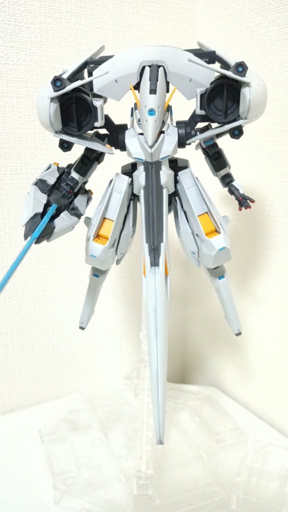 中間形態や変形の可動のために肩部接続の伸縮ギミックを考えたのですが、さすがに工作が複雑になりすぎるため断念…