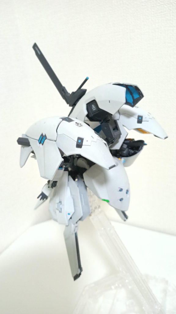 スカイブルーのワンポイントは一部マスキングをして筆塗り、他はエアブラシ塗装です。匂いに配慮して塗料をアクリジョンにしてみたのですが、エアブラシがすぐに詰まって大変苦労しました。さらに塗装が厚ぼったくなると組み上げの時にうまくパーツが重ならなかったり、可動を妨げたり…とはいえ初挑戦のエアブラシ、とても楽しく仕上げることができて、思い入れのある機体となりました