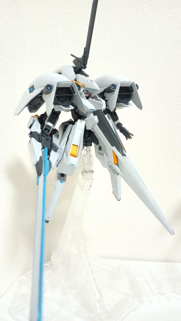 外装を装着後のキハール2肩部のボリュームと頭部センサー類がシルエットを大きく変えていますバイザー部分はあえてスリット風に塗装してガンダム顔のイメージを変えるようにしてみました