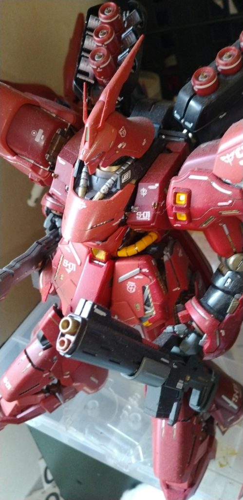 金色でスジ彫りを埋める