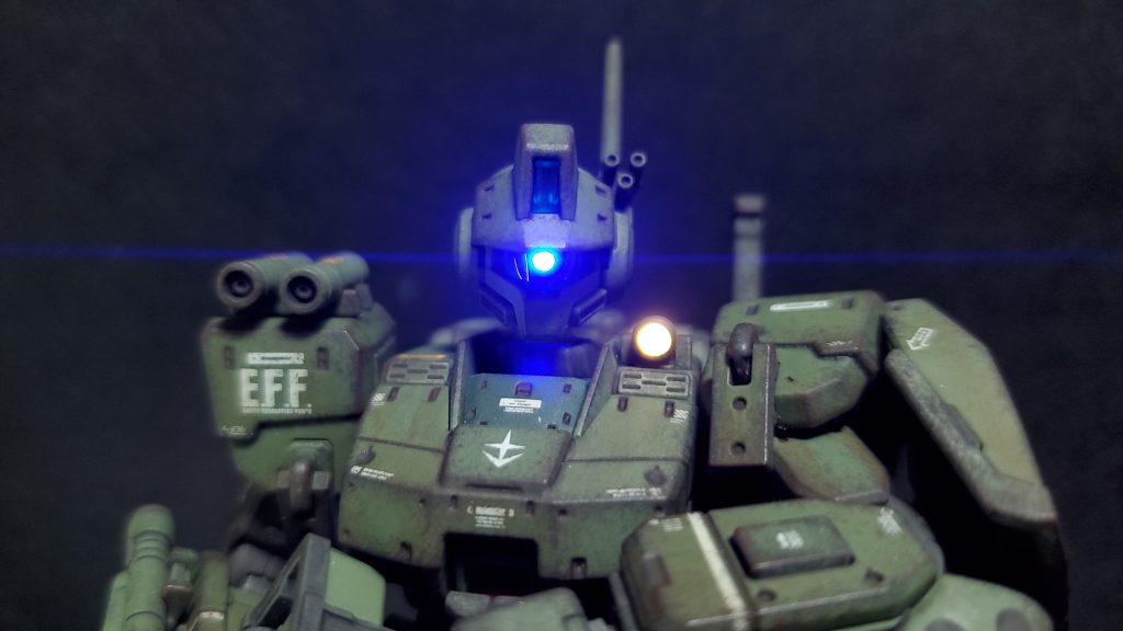 電飾はメインカメラと胸部のサーチライトにLEDを仕込んでいます。